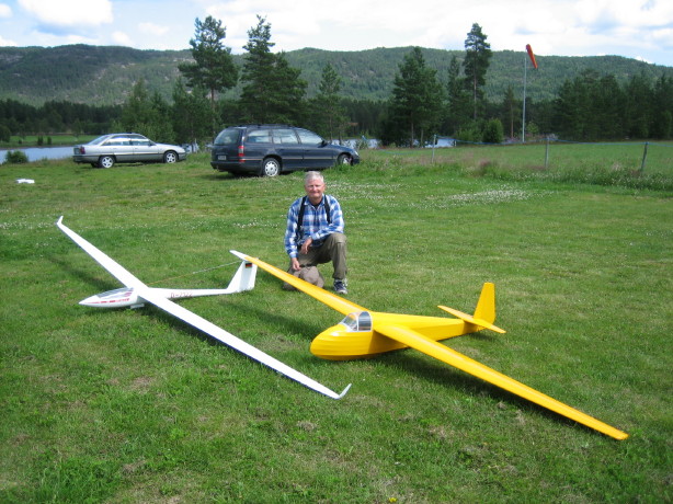 En fornøyd seilflyger med sine modeller.